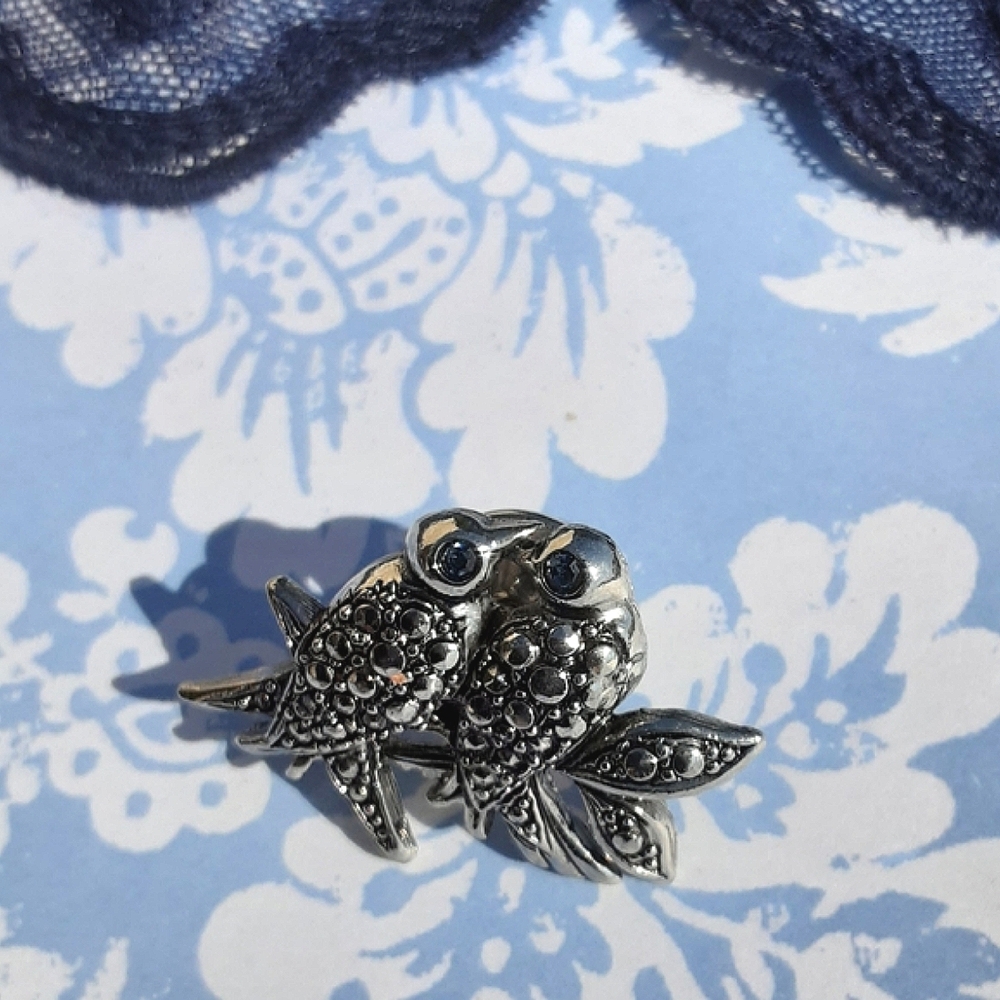Avon Love Birds Pin with Saphire Blue Eyes